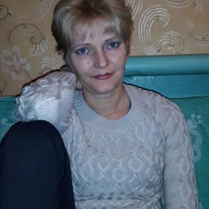 Девушки в Саратове: Елена, 49 - ищет парня из Саратова